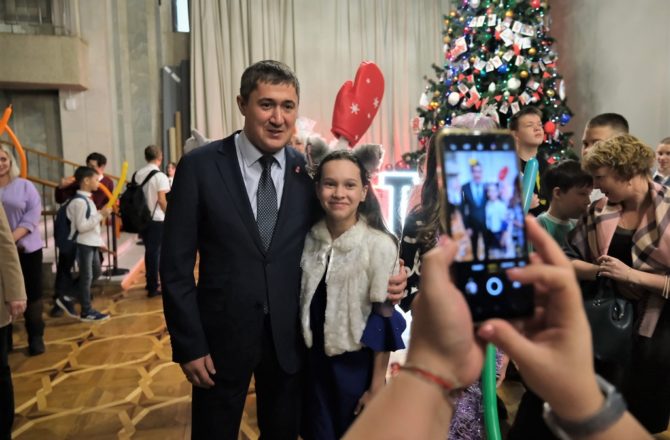 Дмитрий Махонин поздравил школьников Пермского края с наступающим Новым годом